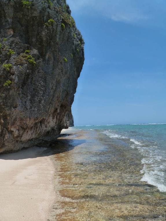 Enorme rochedo divide em duas a Playa Frontón, perto de La Galera, na península de Samaná, litoral norte da República Dominicana